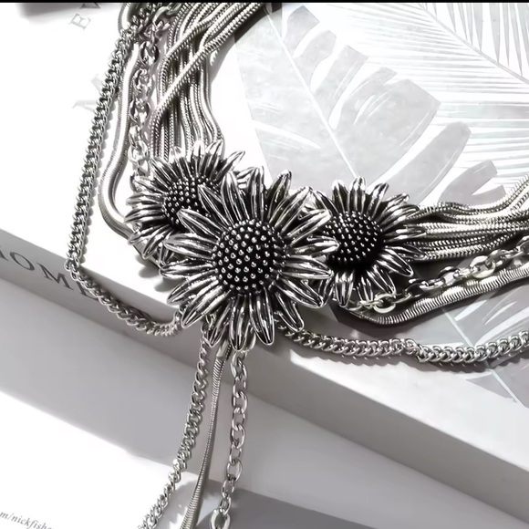 Vintage-Inspired Layered Sunflower Choker Necklace – Statement Piece - Picture 4 of 14